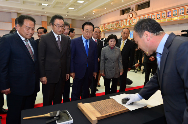 ▲ 경북도가 삼국유사 목판사업을 본격 추진한다. 26일 경북도청에서 김관용 도지사와 사공일 이사장 등이 목판제작 방법 등을 지켜보고 있다.ⓒ경북도 제공
