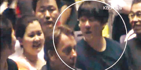 ▲ 과거 에릭 클립톤의 공연을 보기 위해 싱가포르를 찾았던 김정철. 주변 인물들이 봉화조 멤버라고 한다. ⓒ당시 KBS 보도화면 캡쳐