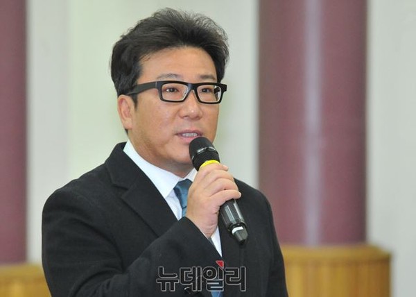 ▲ 새누리당 박명재 의원이 주최해 26일 의원회관 제1소회의실에서 열린 파독광부·간호사 입법공청회에서 영화 [국제시장]을 감독한 윤제균 감독이 축사를 하고 있다. ⓒ뉴데일리 이종현 기자