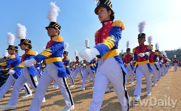 ▲ 26일 오후 서울시 공릉동 소재 화랑연병장에서 김요환 육군참모총장 주관으로 제 71기 졸업식이 열린 가운데 이날 졸업하는 여생도들이 힘차게 행진하고 있다.ⓒ뉴데일리 정재훈 사진기자