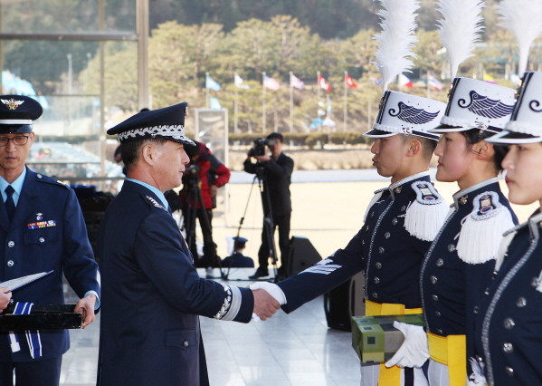 ▲ 26일 최차규 공군참모총장이 제63기 졸업생도들과 악수 하고 있는 모습.ⓒ공군본부