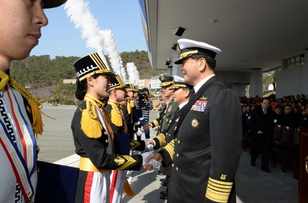 ▲ 26일 해군사관학교 연병장에서 제69기 사관생도 졸업식이 열린 가운데 황기철 해군참모총장(우측)이 졸업생인 김지언 생도(좌측)를 축하하고 있다.ⓒ해군본부