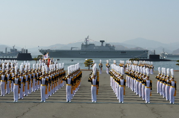▲ 26일 해군사관학교 연병장에서 열린 제69기 사관생도 졸업식에서 사관생도들이 국기에 대한 경례를 하고 있다.ⓒ해군본부