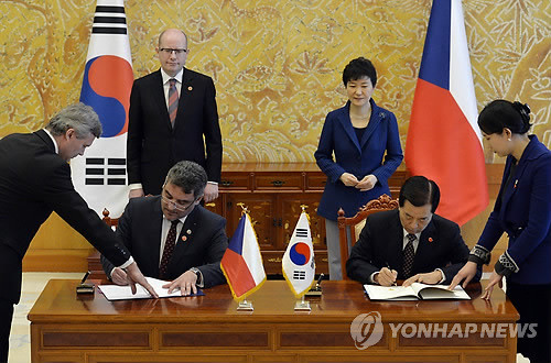 ▲ 한민구 국방부 장관과 토마스 쿠크타 체코 국방부 차관이 26일 오전 청와대에서 양국 정상이 지켜보는 가운데 '대한민국 국방부와 체코공화국 국방부 간 국방 분야 협력에 관한 양해각서'에 서명하고 있다.ⓒ연합뉴스