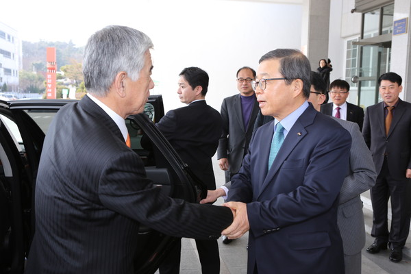 ▲ 일본 도레이社 닛카쿠 아키히로 사장 일행과 구미시를 방문, 환담을 갖고 구미5공단 조성현황과 도레이첨단소재(주)의 향후 입주 등에 대해 상호의견을 나눴다.ⓒ구미시 제공