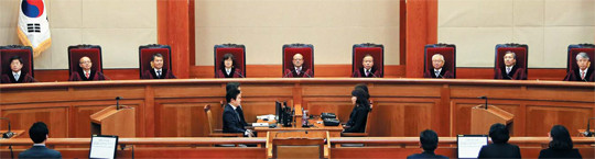 ▲ 박한철 헌법재판소장(사진 가운데)을 비롯한 헌법재판관들이 서울 재동 헌법재판소 대심판정에서 결정을 내리고 있다. ⓒ조선일보 사진DB