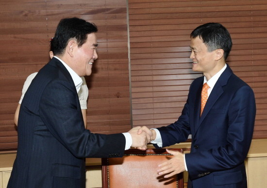 ▲ 中알리바바 회장 마윈을 만나고 기뻐하는 최경환 기획재정부 장관. ⓒ뉴데일리 DB