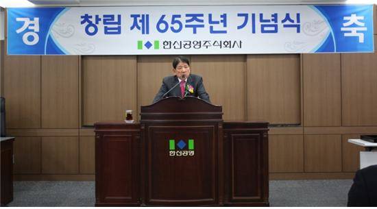 ▲ 최용선 한신공영 회장이 지난 24일 서울 잠원동 본사 대강당에서 창립기념사를 하고 있다.ⓒ한신공영