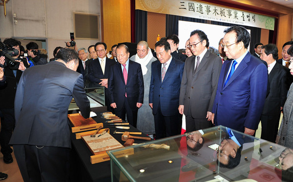 ▲ 삼국유사 목판 복원 자료 전시장을 둘러보고 있는 김관용도지사(사진 오른쪽)와 김영만 군수(사진 중앙) , 추진위원들.@ 군위군 제공