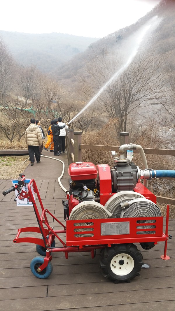 ▲ 소방이의 위력시범을 보이고있다=중부소방서 제공ⓒ뉴데일리