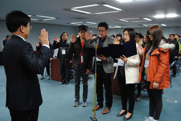 ▲ 제9기 가족봉사단이 봉사활동에 앞서 결의를 다지는 선서를 하고 있다