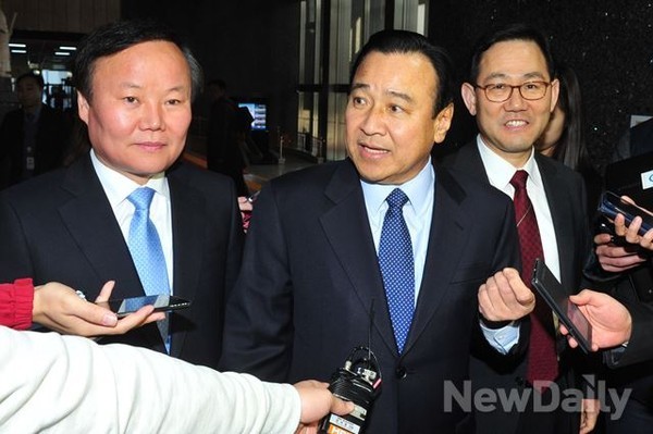▲ 27일 청와대 정무특보로 내정된 새누리당 김재원 의원(사진 왼쪽)과 주호영 의원(사진 오른쪽). 사진 가운데는 이완구 국무총리. ⓒ뉴데일리 이종현 기자