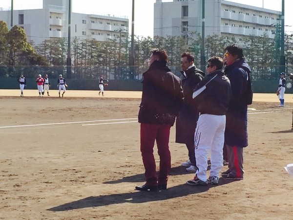 ▲ 후쿠시마팀의 사령탑 이와무라 감독(왼쪽)과 코칭스텝들이 선수들을 유심히 관찰하고있다.ⓒ뉴데일리 최상인기자