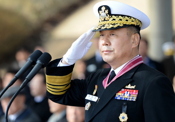 ▲ 경례하고 있는 정호섭 해군참모총장.ⓒ해군본부