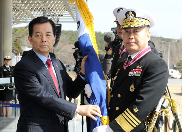 ▲ 한민구 국방부장관으로부터 해군기를 받고 있는 정호섭 해군참모총장.ⓒ해군본부
