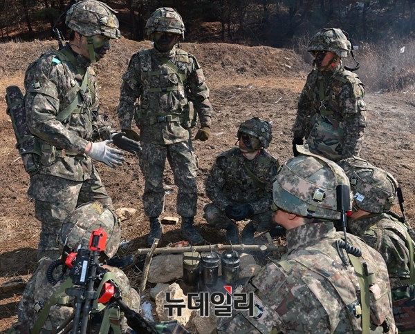 ▲ 야전취사하며 훈련 결과이야기 나누는 소대원들.ⓒ뉴데일리 정상윤 사진기자