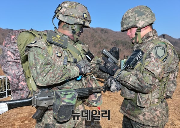 ▲ 훈련에 참가한 장병들이 마일즈 장비를 확인하고 있다.ⓒ뉴데일리 정상윤 사진기자