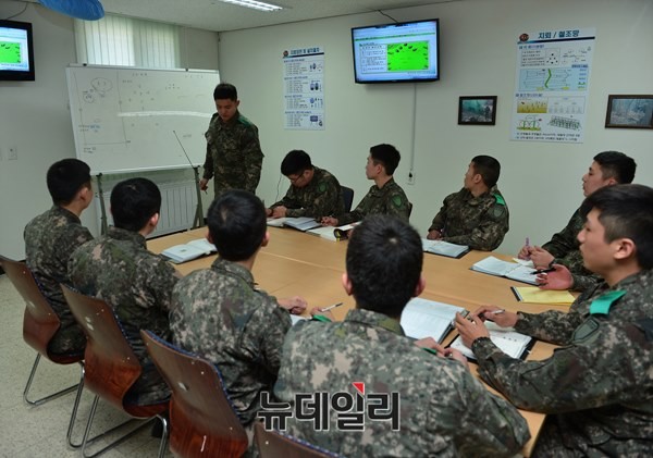 ▲ 소대장과 각 분대장들이 훈련에 앞서 워게임을 하고 있다.ⓒ뉴데일리 정상윤 사진기자