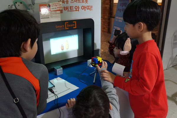 ▲ EBS리틀소시움이 SK텔레콤과 손잡고 Hug체험관을 운영한다.사진은 Hug체험관에서 어린이들이 체험을 하는 모습이다.ⓒ리틀소시움 제공