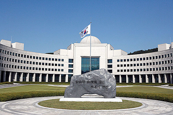 ▲ 국정원 본관 앞에 있는 비석에는 "자유와 진리를 향한 무명의 헌신"이라는 말이 적혀 있다. 김대중 정권 이전에는 "음지에서 일하며 양지를 지향한다"고 돼 있었다. ⓒ뉴데일리 DB