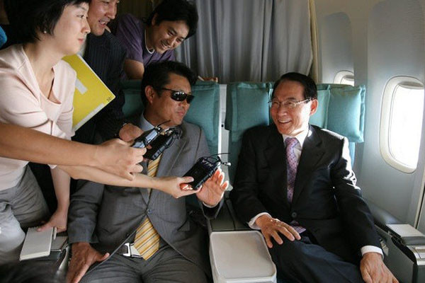 ▲ 2007년 7월 아프가니스탄에 선교활동을 갔던 샘물교회 선교봉사단이 탈레반에 피랍된 뒤 국정원은 이들과 협상을 맡았다. 인질들이 풀려난 뒤 김만복 당시 국정원장은 언론 앞에 서서 협상을 맡은 국정원 요원까지 노출했다. ⓒ당시 보도화면 캡쳐