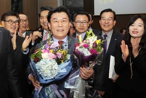 ▲ 신임 중소기업중앙회 박성택 회장이 지지자들로부터 꽃다발과 박수를 받고 있다. ⓒ중기중앙회