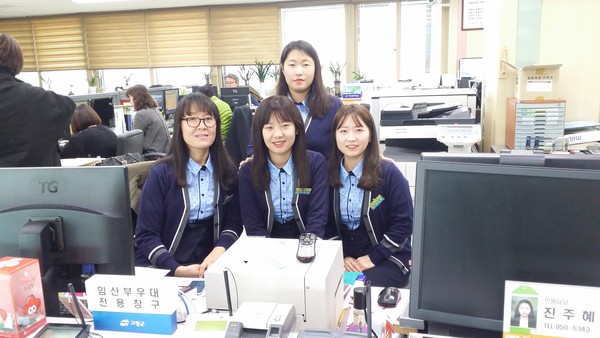 ▲ 민원실 창구 근무자 산뜻한 유니폼으로 분위기 전환를 전환했다.ⓒ고령군 제공