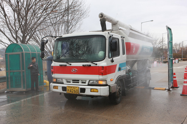 ▲ 구제역 차단방역에 총력을 기울이기 위해 지난 27일을 자체 ‘차단방역의 날’을 지정·운영하고있다.ⓒ뉴데일리