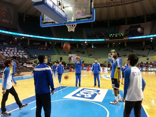 ▲ 경기 시작 전 몸을 풀고 있는 서울 삼성 선수들. ⓒ뉴데일리 윤진우기자