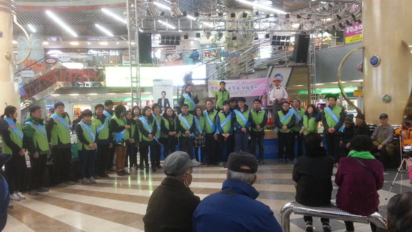 ▲ 대구시 공무원들이 대구경북 세계물포럼 홍보를 위해 지난 28일 대구역 대합실 등에서 홍보캠페인을 전개했다.ⓒ대구시 제공