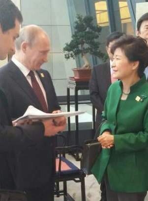 지난해 11월11일 APEC 정상회의가 끝난 후 박근혜 대통령과 푸틴 러시아 대통령이 환담을 나누는 모습. ⓒ청와대 홈페이지