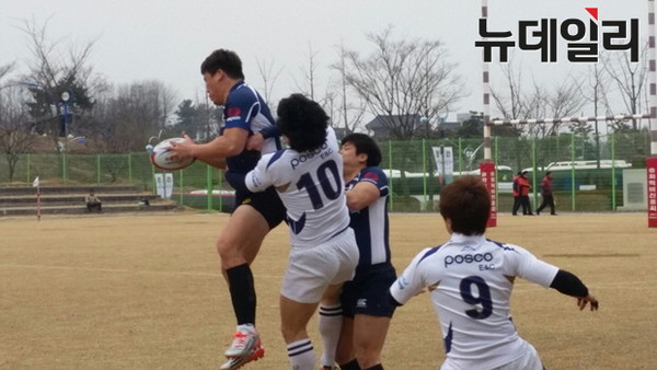 ▲ 우승을 차지한 한국전력과 포스코건설이 경기를 펼치고 있다.ⓒ대한럭비협회