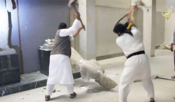 ▲ 지난 2월 27일 테러조직 ISIS가 공개한 모술 박물관 파괴행위 동영상. 이날 ISIS가 파괴한 고대유물 대부분은 모조품이었으나, 그 중 2개는 3,000년이 넘은 귀중한 유물이었다고 한다. ⓒISIS 선전영상 캡쳐