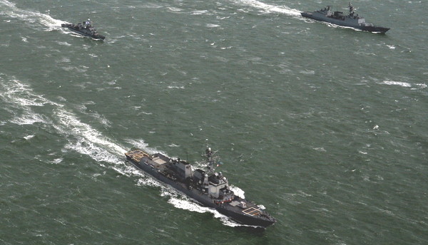 한미 해군 해상전투단이 2월 27일 제주 서북방 30NM 해상에서 해상기동훈련을 하고 있다.ⓒ해군본부