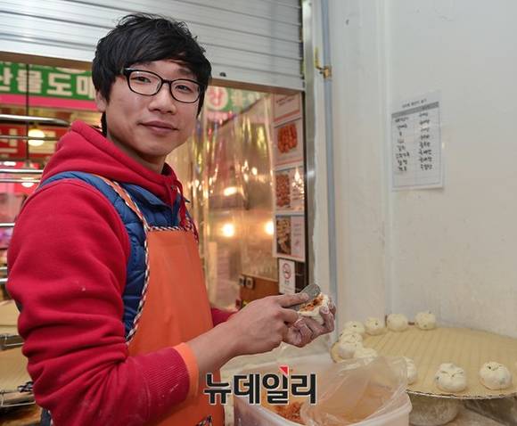 ▲ 만두를 빚고 있는 박상범 사장. ⓒ 뉴데일리 정상윤