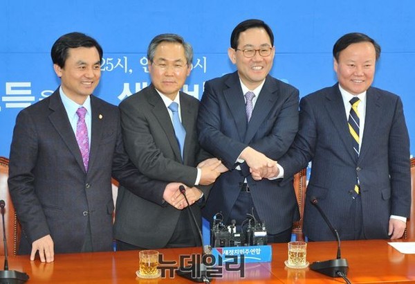 ▲ 청와대 정무특보로 지명된 새누리당 주호영·김재원 의원이 원내지도부 시절 새정치민주연합 원내지도부와 회동하며 기념 촬영을 하던 모습. ⓒ뉴데일리 이종현 기자