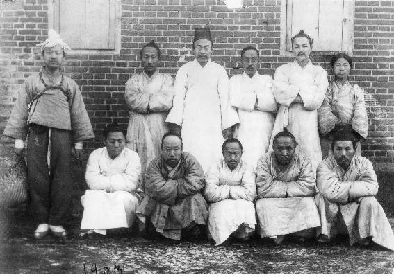 1899년 한성감옥에 갇힌 이승만(맨왼쪽) 종신죄인 죄수복. 옆의 사람들도 복역중인 죄수들. 이상재 유성준등 됫날 독립운동의 중심인물들이다.
