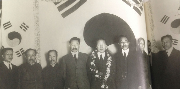 ▲ 192년 12월28일 상해임정의 임시정부 대통령 이승만 환영식(가운데 꽃다발 건 사람)