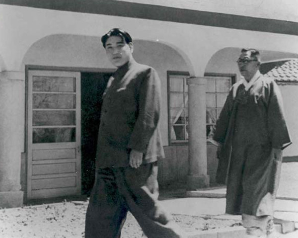 1948년 4월 평양게 간 김구(오른쪽)가 김일성(왼쪽)을 따라들어가고 있다.
