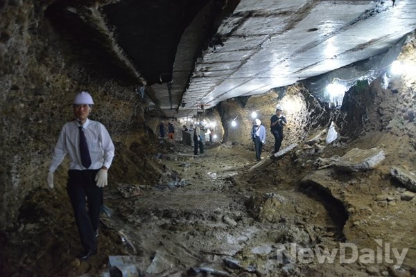▲ 지난해 8월 13일 발견된 석촌지하차도 밑 동공의 내부. ⓒ뉴데일리 유경표 기자