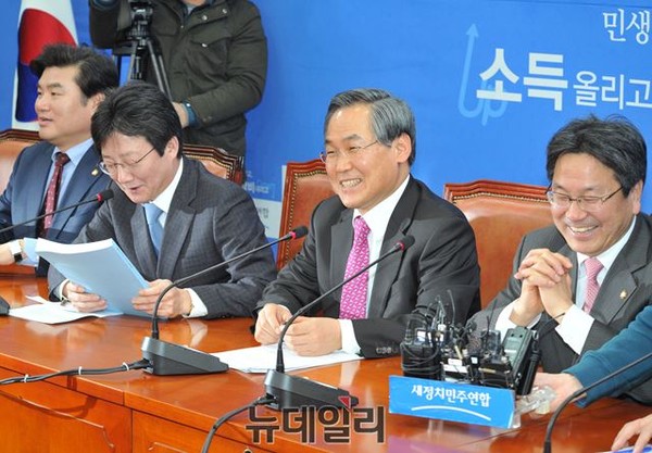 ▲ 여야 원내지도부가 2월 임시국회 회기 내에 김영란법을 통과하기 위한 [끝장 회동]에 나선다. 사진 왼쪽부터 새누리당 원유철 정책위의장·유승민 원내대표, 새정치민주연합 우윤근 원내대표·강기정 정책위의장. ⓒ뉴데일리 이종현 기자