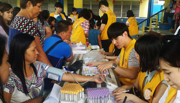 ▲ 대구보건대학교 치위생과와 임상병리과 교수와 학생들이 겨울방학동안 필리핀 루세나 지역에서 의료봉사활동을 펼치고 있다. ⓒ보건대 제공