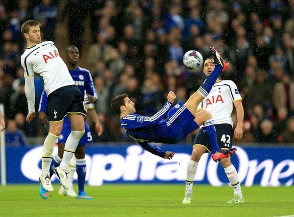 ▲ 세스크 파브레가스가 토트넘과의 경기에서 오버헤드킥을 시도하고 있다. ⓒ첼시 FC 홈페이지 캡처