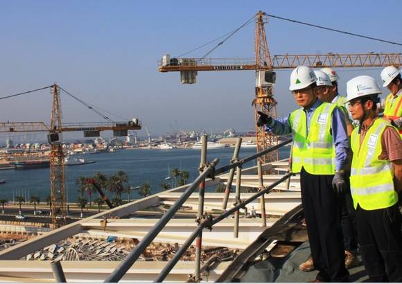 ▲ 정수현 현대건설 사장(앞열 왼쪽)이 카타르 공사 현장에서 안전점검을 실시하고 있다.ⓒ현대건설