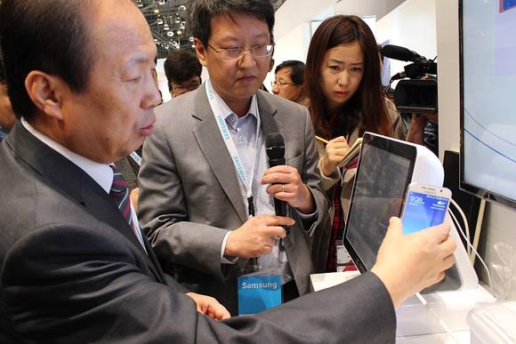 ▲ 신종균 삼성전자 사장이 MWC 2015 삼성전자 부스에서 삼성페이를 통해 결제를 시연하고 있다. ⓒ김수경 기자
