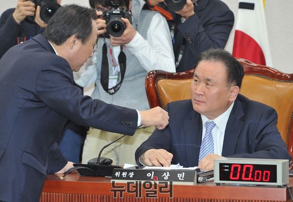 ▲ 김영란법 심사를 위한 법사위 전체회의가 열린 3일, 법사위 여당 간사인 새누리당 홍일표 의원이 이상민 법사위원장에게 말을 건네고 있다. ⓒ뉴데일리 이종현 기자