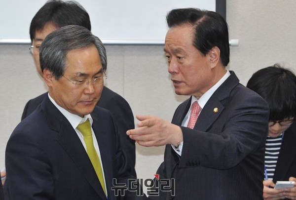 ▲ 김영란법 심사를 위한 법사위 전체회의가 열린 3일, 전날 있었던 여야 원내지도부 합의의 당사자이기도 한 새정치민주연합 우윤근 원내대표에게 새누리당 이병석 의원이 다가와 무언가를 묻고 있다. ⓒ뉴데일리 이종현 기자