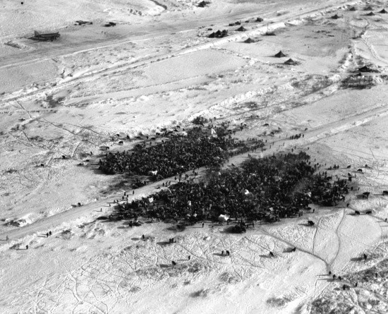 1950년 12월 8일 철수하는 미 해병 1사단 고토리 임시 캠프 주변에 수천명의 북한 주민들이 모여있는 모습을 촬영한 항공 사진.  전투분석연구소(Combat Studies Institute)에서 발행한 『참모들의 작전 수행: 한국주둔 10군단, 1950년 12월』에 따르면, 당시 미 해병대가 고토리에서 퇴각할 때 수천 명의 주민이 그들의 행렬을 뒤따라 와, 사실상 피란민들의 대규모 이동이 시작됐다는 내용이 기술돼 있다.  이와 관련 안재철 월드피스자유연합 이사장은 "개마고원 일대에 있던 대부분의 주민은 자유세계로 가기 위해 유엔군이 흥남을 향해 철수할 때 자신들의 모든 것을 포기하고 무작정 유엔군을 따라나섰다"며 "이는 미군들이 장진호전투의 시작부터 흥남철수작전이 끝날 때까지 인도주의적인 관점에 입각해 북한피란민들을 구출했다는 것을 생생히 보여주는 증거"라고 밝혔다.    ⓒ 안재철 저 <생명의 항해> <6.25전쟁과 대한민국의 꿈> 중에서