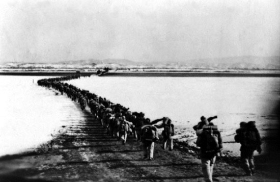 북한공산군이 수세에 몰리자 1950년 10월 중순 중공군은 은밀하게 압록강을 건너 한반도에 침투하기 시작했다. 북한공산주의자들이 6.25전쟁을 발발한 전쟁 초기부터 중국 공산당은 자신들의 필요에 의해서 전쟁에 참전할 준비를 하고 있었다. 사진은 1951년 2월 얼어붙은 압록강을 걸어서 건너 6.25전쟁에 참전하는 중공군의 모습.  ⓒ 안재철 저 <생명의 항해> <6.25전쟁과 대한민국의 꿈> 중에서