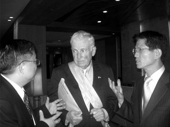 2006년 3월 초, 늦은 시간에도 불구하고 로버트 러니씨를 직접 찾아와 6.25전쟁 당시의 인도주의적인 구출작전에 대한 감사 인사를 전한 김문수 국회의원.   ⓒ 안재철 저 <생명의 항해> 중에서